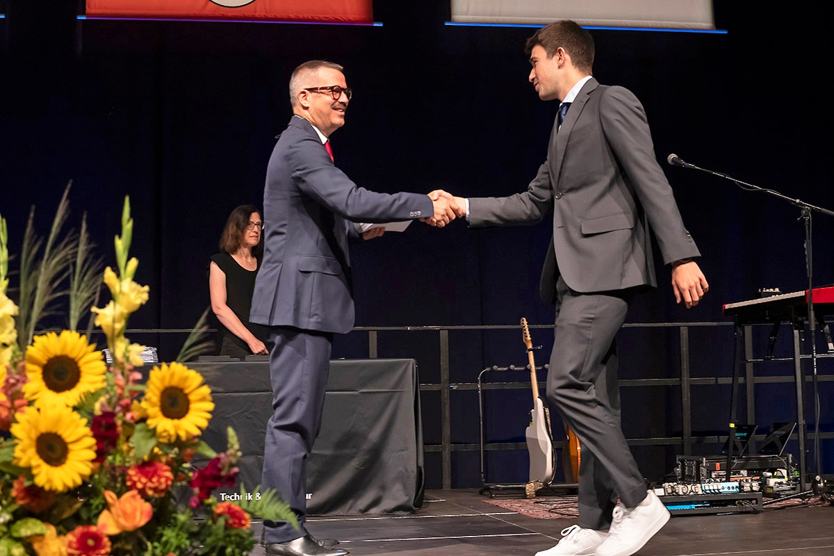 Eric Balmer receives his award for being the best graduate of the Industrial Engineering program in 2025.