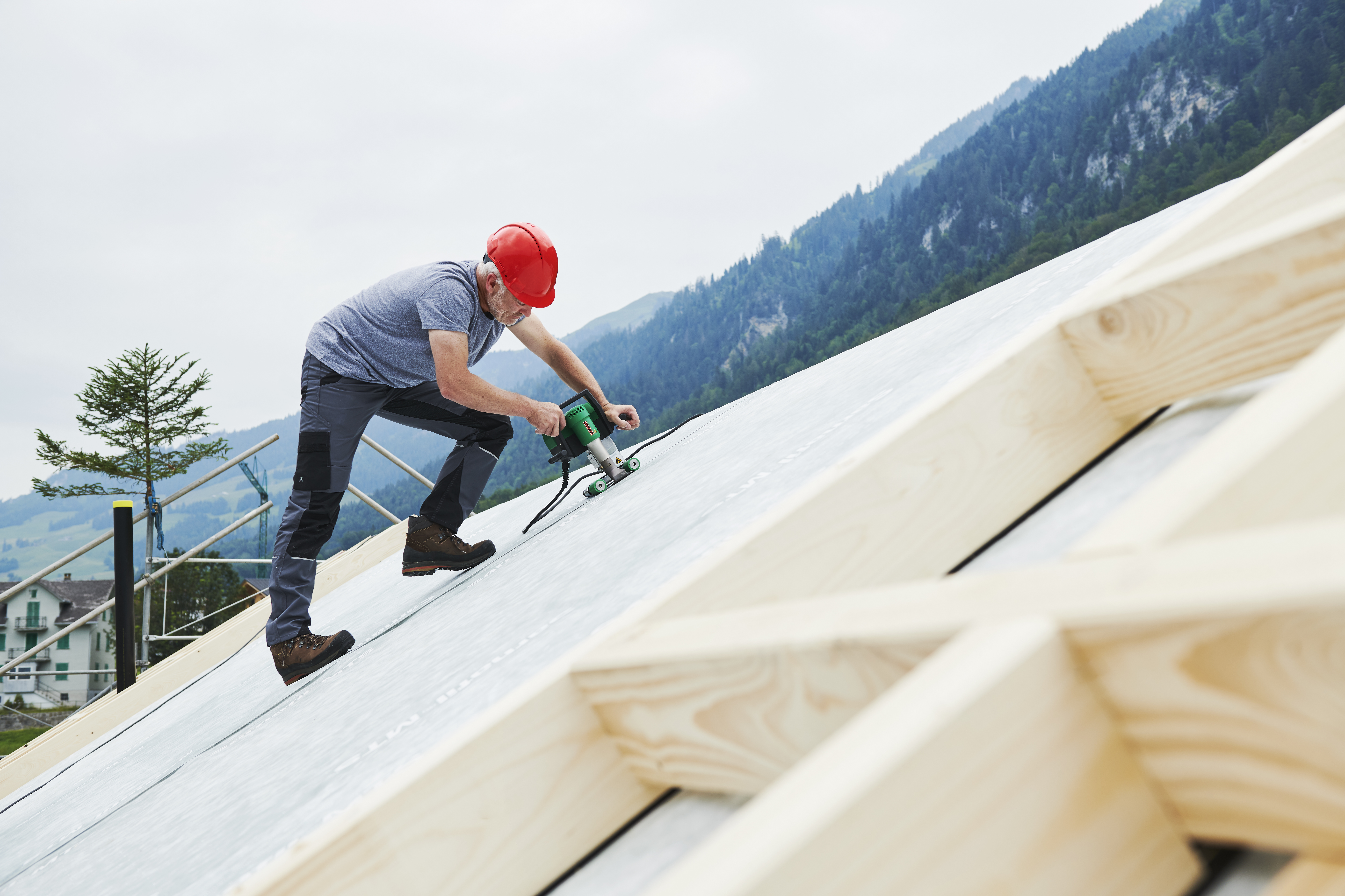 Welding Pitched Roofs - Applying Textured Finishes On Pitched Roofs